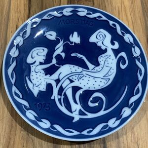 Royal Copenhagen Mothers Day Plate 1973  blue and white Denmark mom & daughter